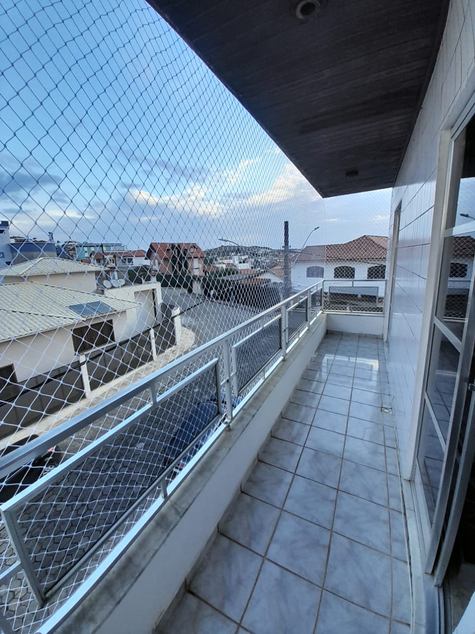 Rede de proteção instalada em varanda com vista para a cidade
